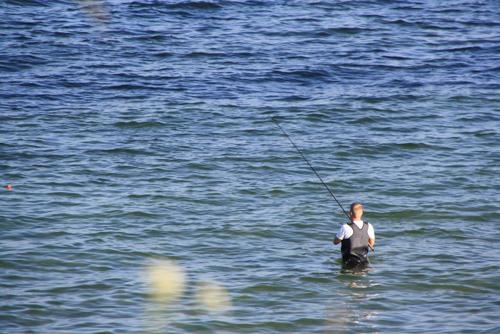 Angler in der Ostsee angelnd